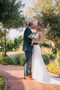 απλά νυφικά